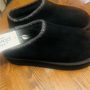 NWT women's  black Powz brand slippers feature a textured trim and plush interio